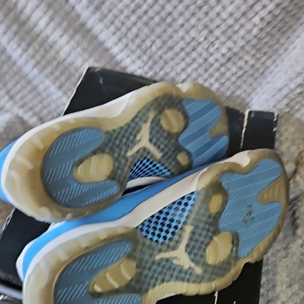 Jordan Sneakers in Blue and White - Picture 6 of 7